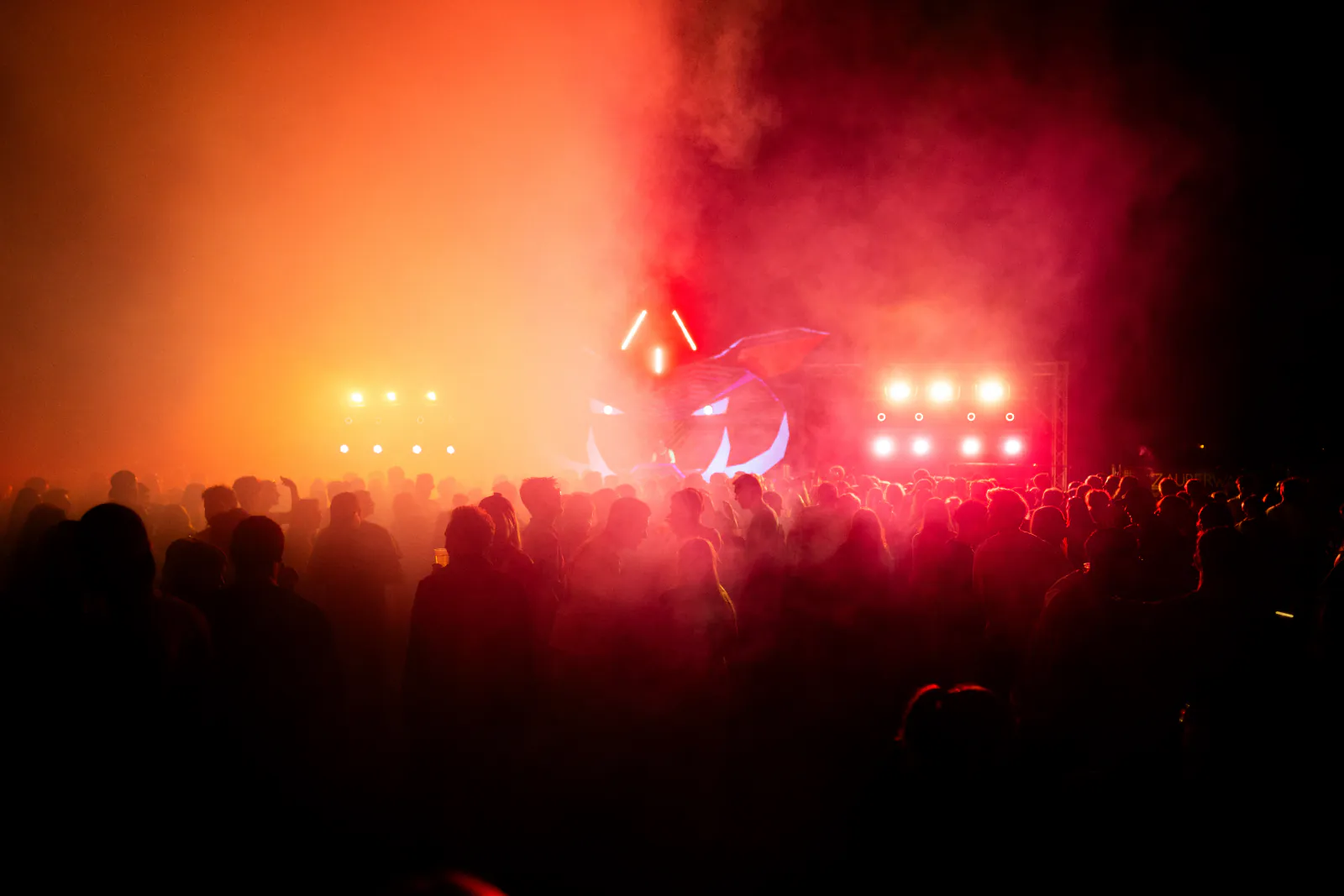 Hauptbühne in rotem Rauch, Zauberwald Festival 2026