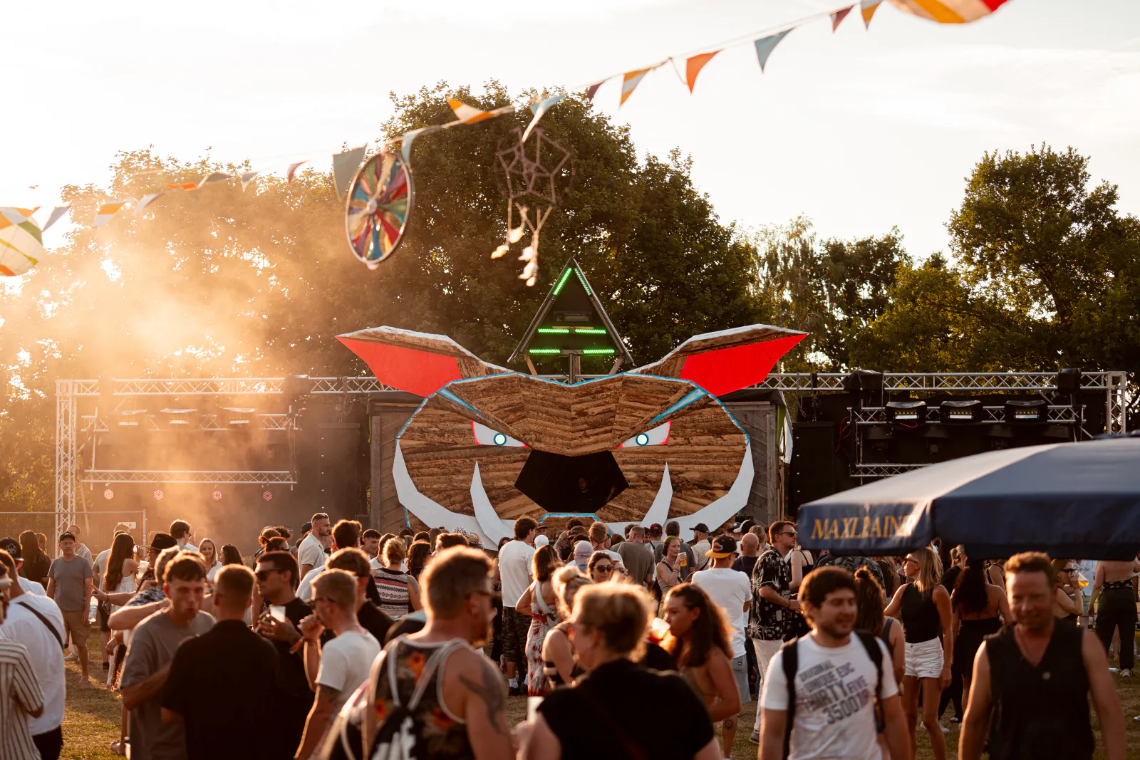 Zauberwald Festival 2026 in Hohenthann: Hauptbühne mit Tierkopf-Bühnenbild und Publikum im Gegenlicht