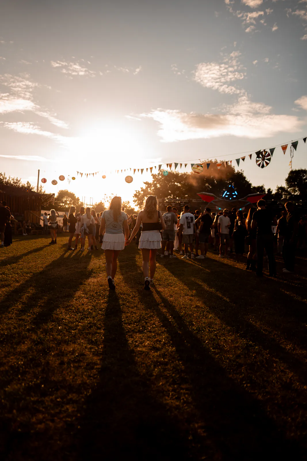 Sonnenuntergang über dem Gelände des Zauberwald Festival 2026 in Hohenthann