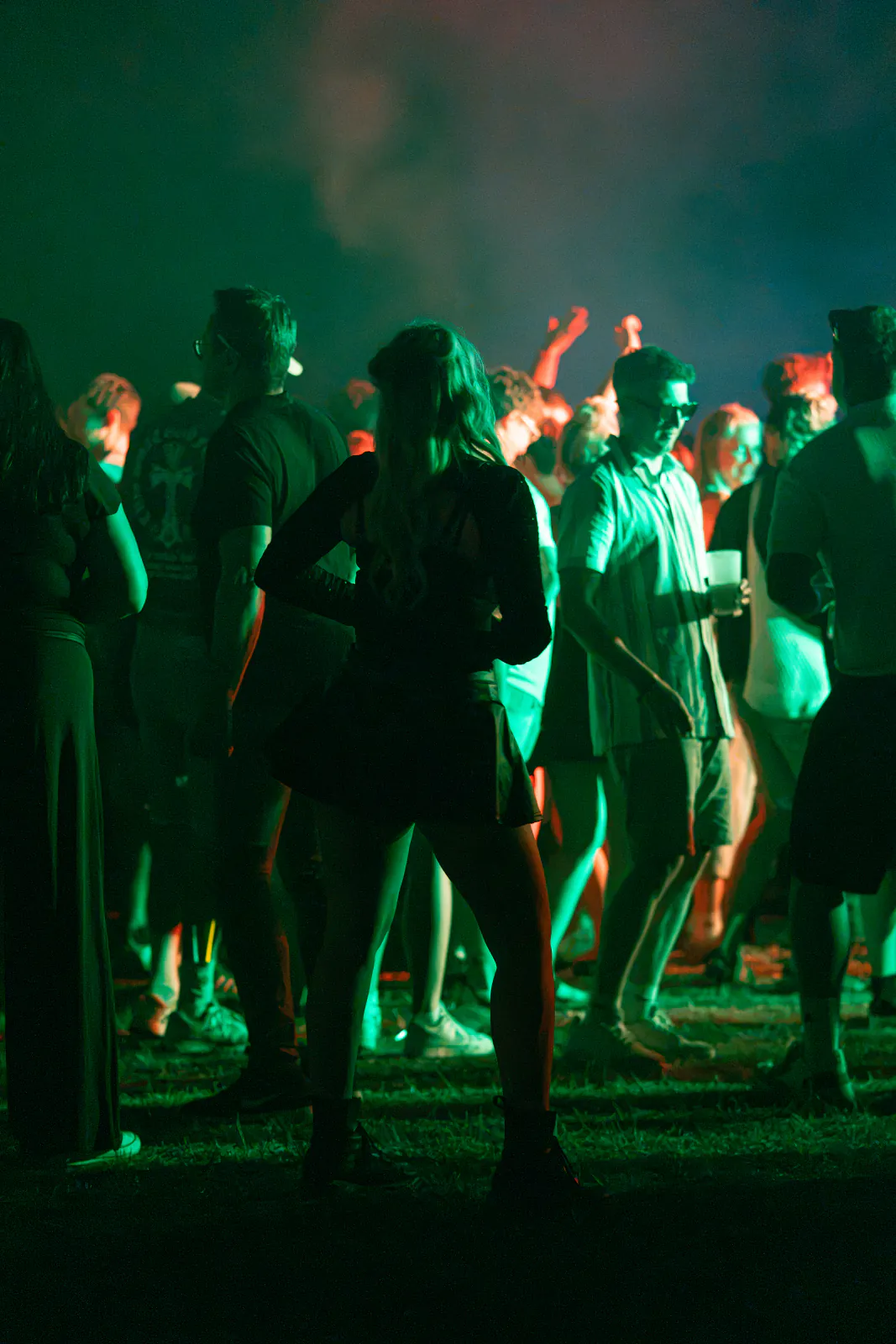 Tanzende Menschen in grünem Licht, Zauberwald Festival 2026
