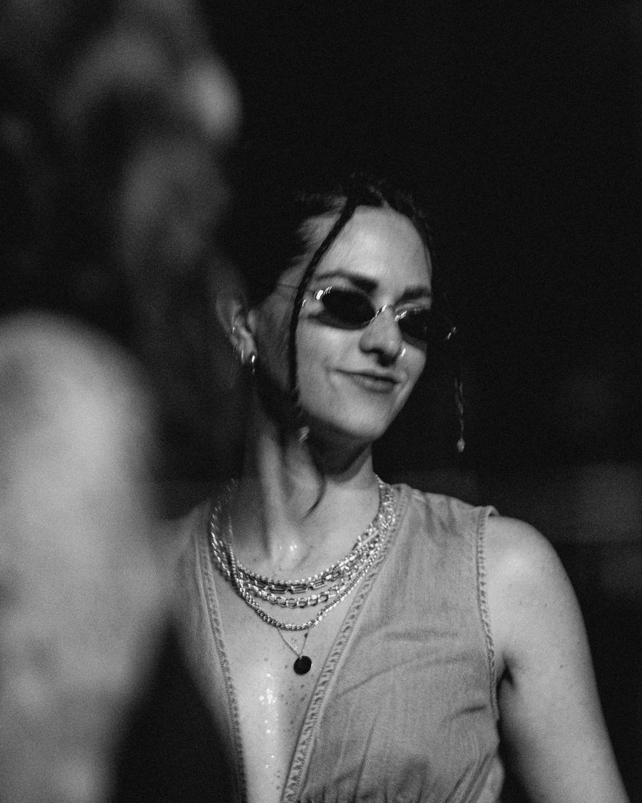 Portraitfoto einer Besucherin mit Sonnenbrille beim Zauberwald Festival 2025 bei Nacht