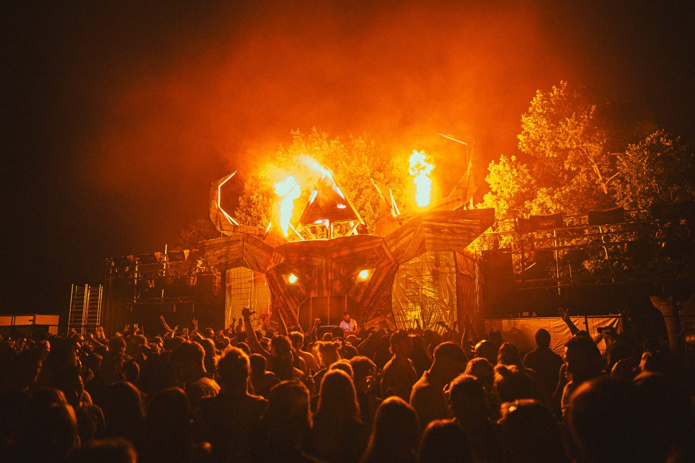 Zauberwald Festival 2025 Hohenthann – Buehne mit Feuer bei Nacht