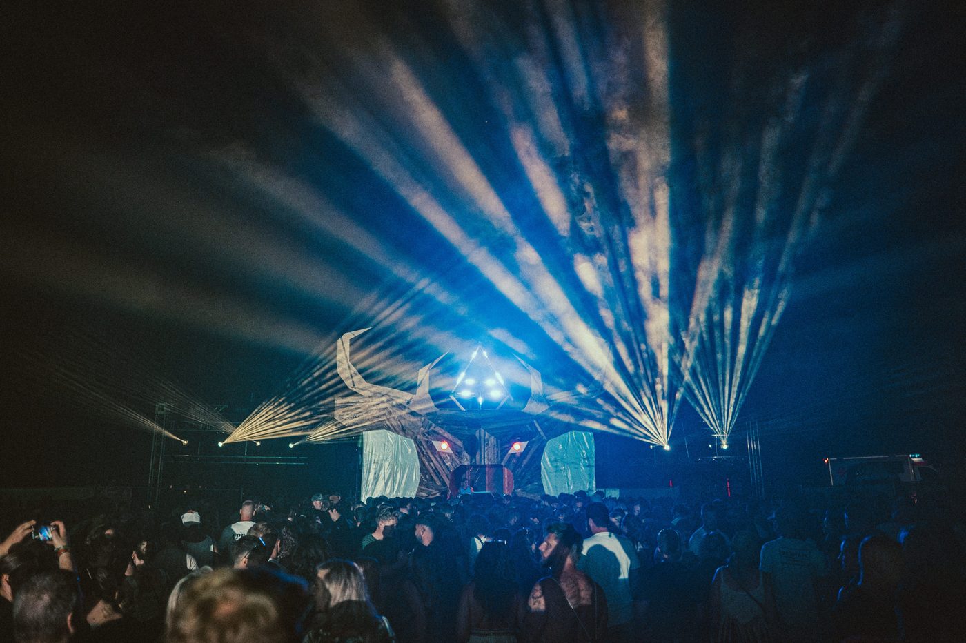 Lasershow an der Hauptbuehne mit blauem Licht beim Zauberwald Festival 2025 Hohenthann