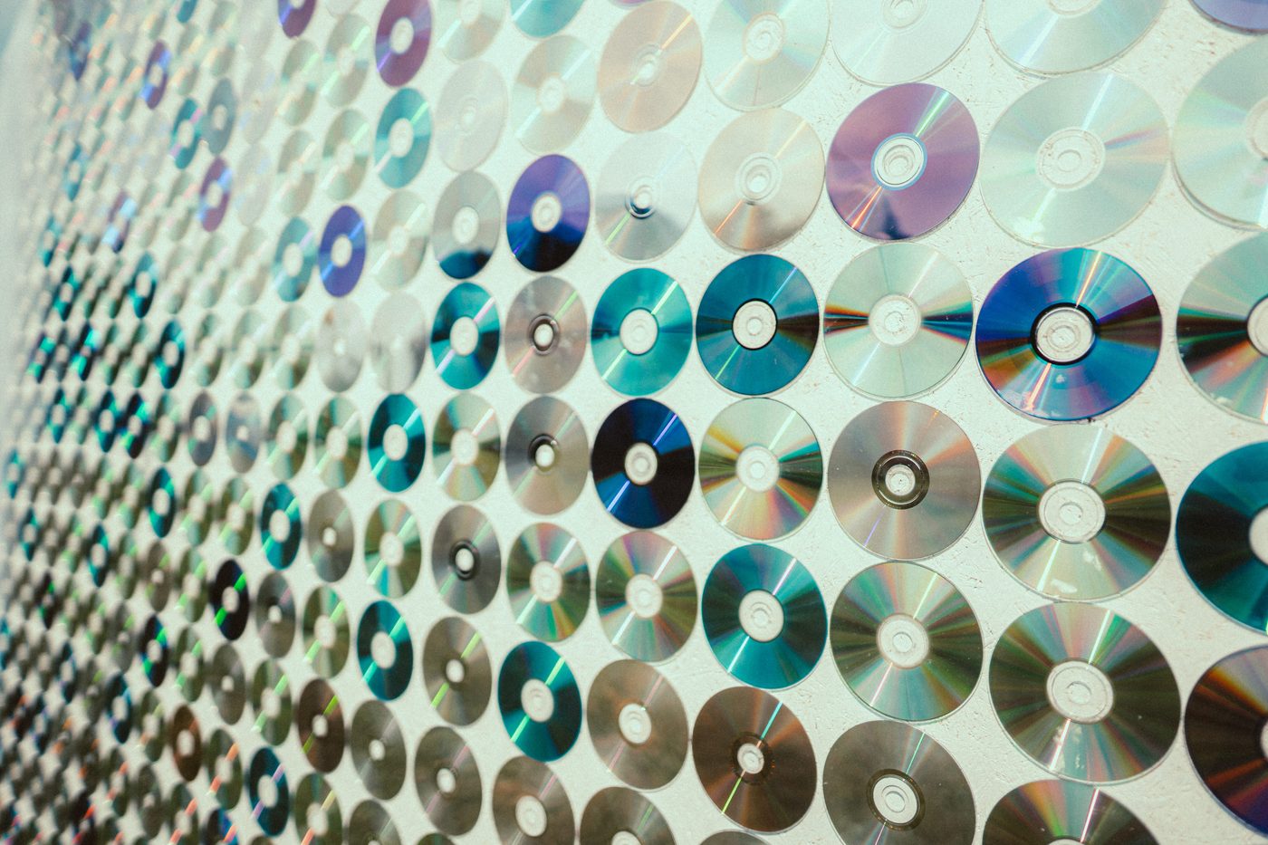 Kunstinstallation aus CDs als Wanddekoration beim Zauberwald Festival 2025