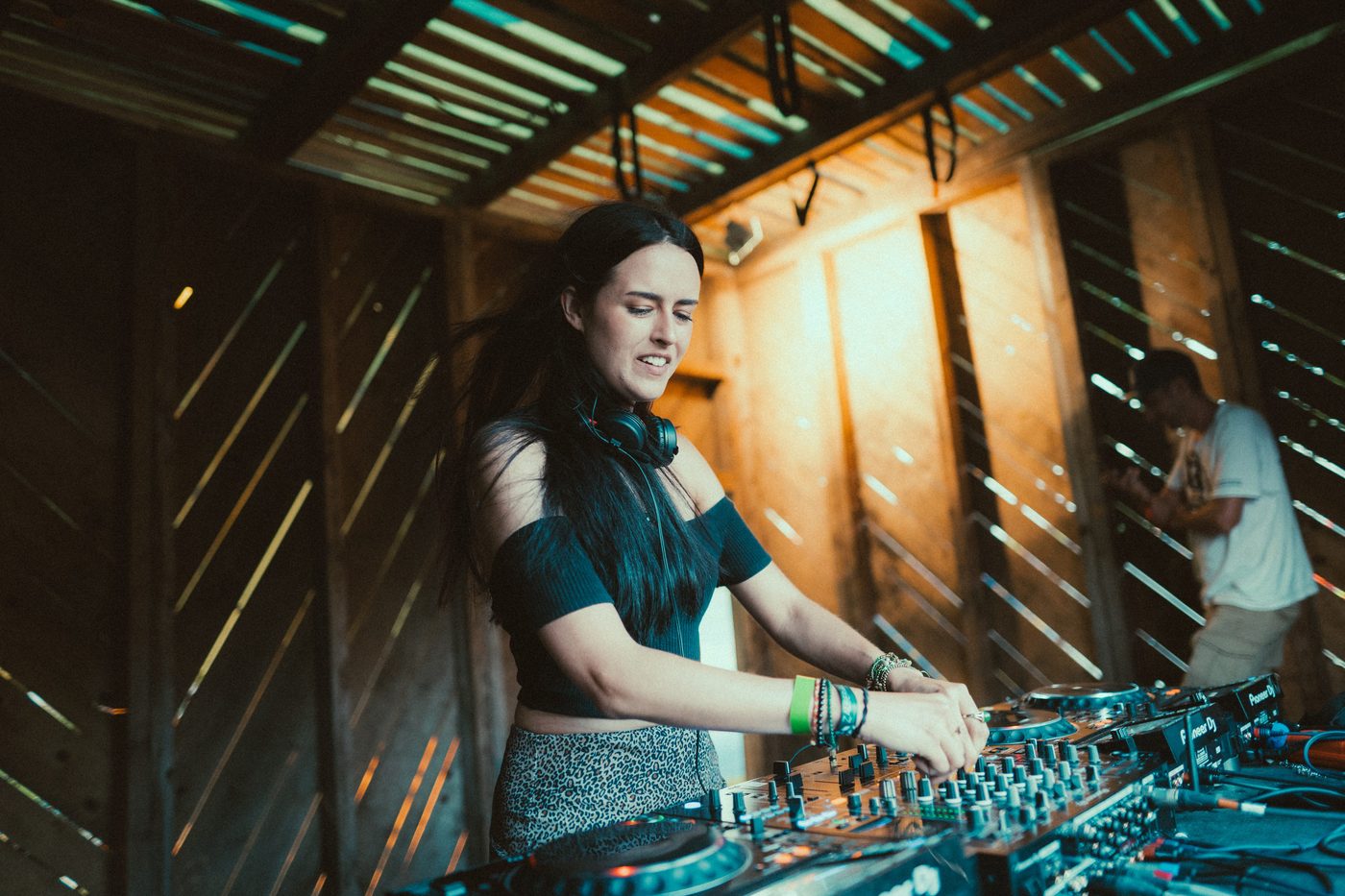 Weibliche DJane am Pioneer Pult in der Scheunenstage beim Zauberwald Festival 2025 Hohenthann