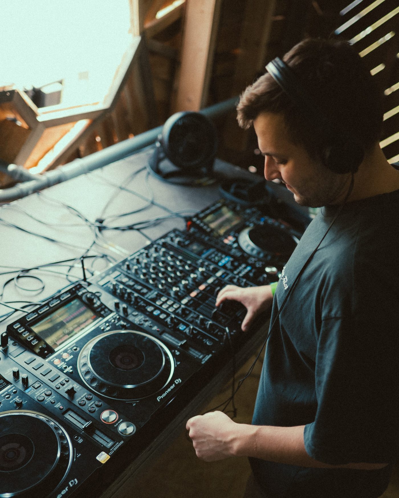 DJ am Pioneer CDJ Setup beim Zauberwald Festival 2025 in Hohenthann