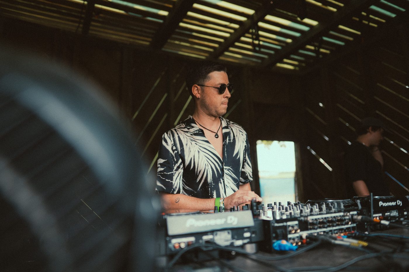 DJ an Pioneer Decks in der Scheunenstage beim Zauberwald Festival 2025 in Hohenthann Bayern