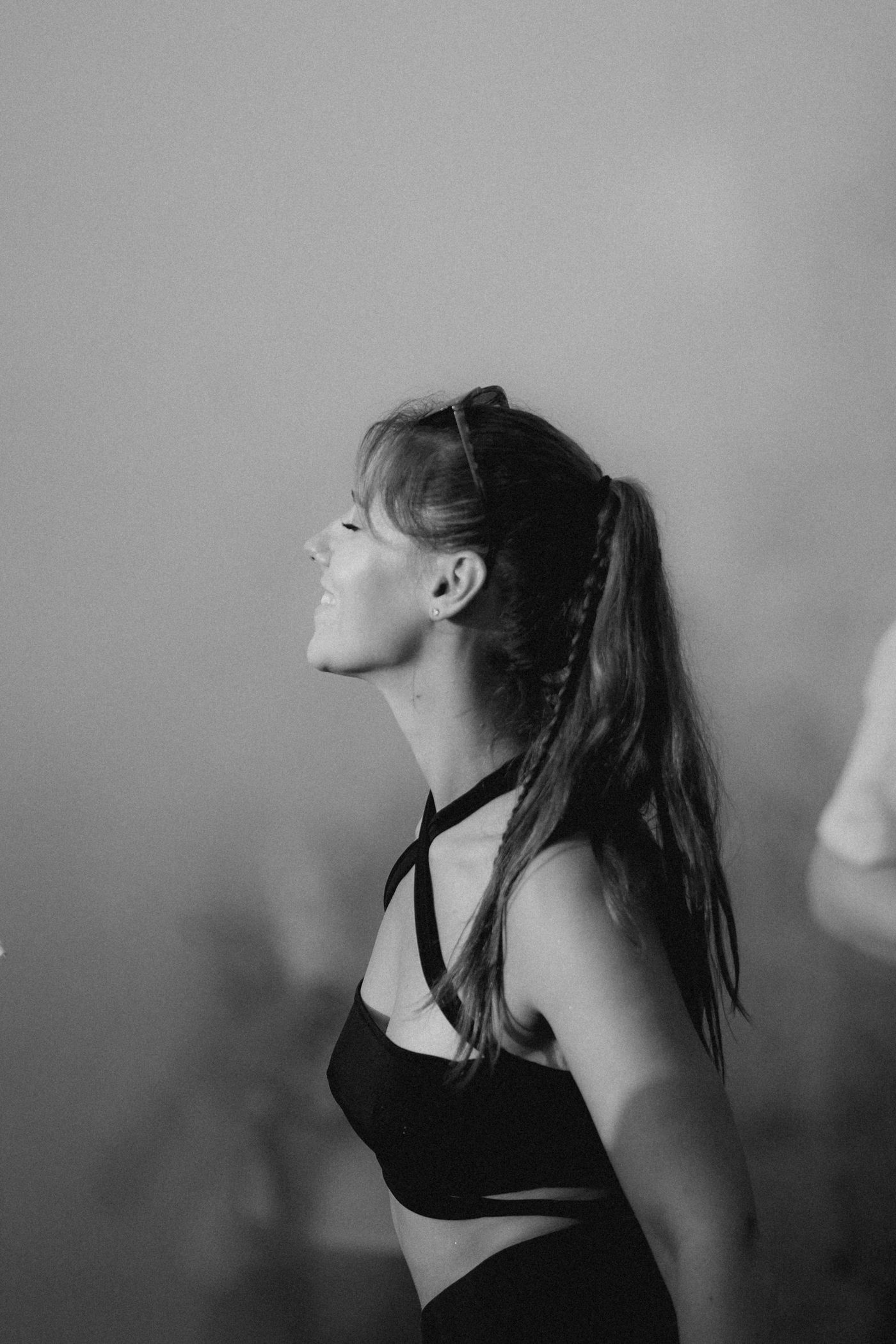 Portraitfoto einer Festivalbesucherin beim Zauberwald Festival 2025 in Hohenthann in Schwarz-Weiss