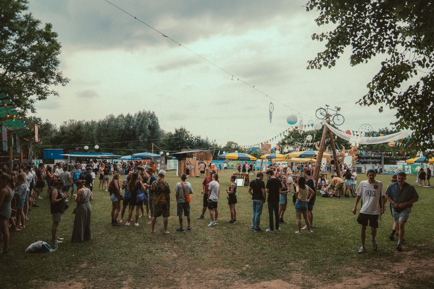 Uebersicht des Festivalgelaendes mit Besuchern beim Zauberwald Festival 2025 in Hohenthann