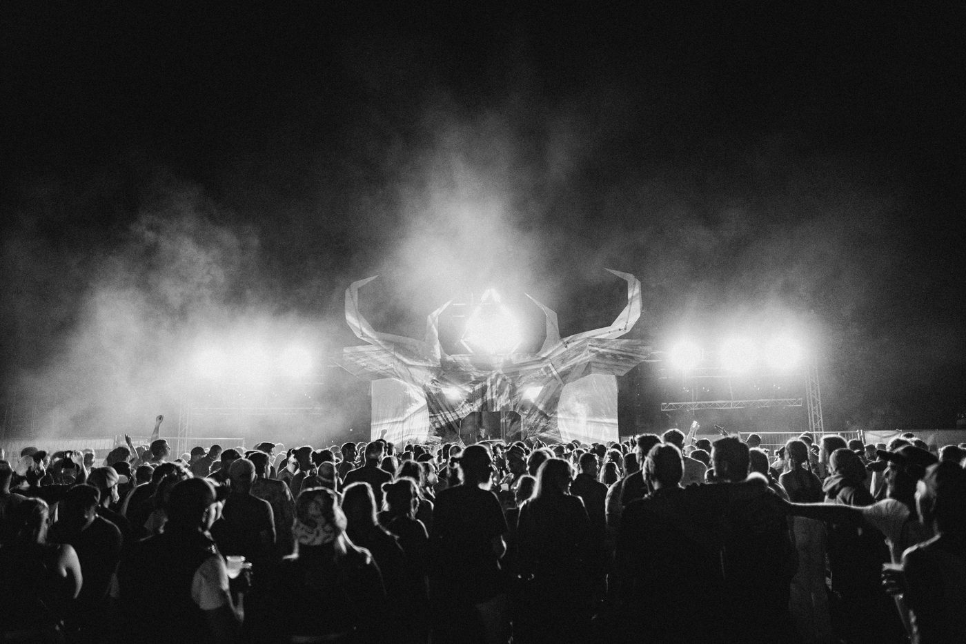 Hauptbuehne mit Lichtshow und Menschenmenge beim Zauberwald Festival 2025 Hohenthann in Schwarz-Weiss