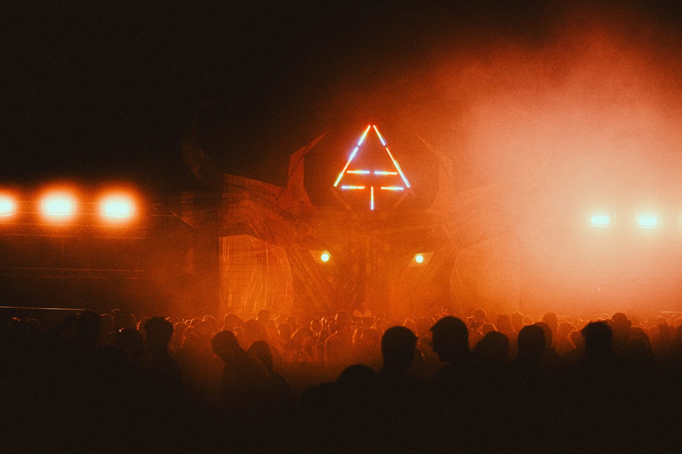 Hauptbuehne des Zauberwald Festivals 2025 bei Nacht mit orangefarbenem Rauch und Menschenmenge