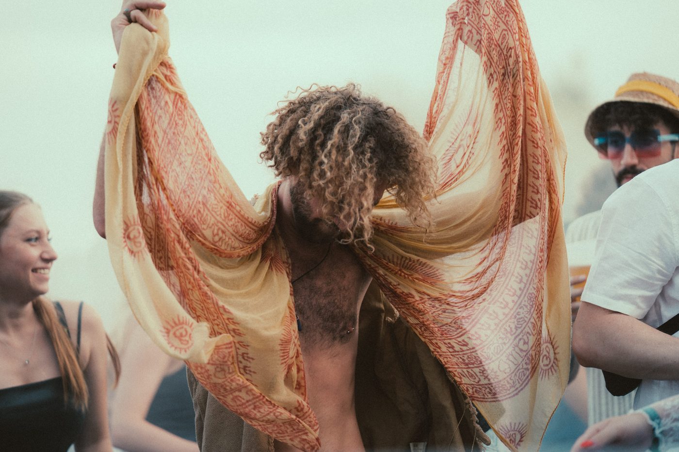 Tanzender Festivalbesucher mit buntem Tuch beim Zauberwald Festival 2025 in Hohenthann