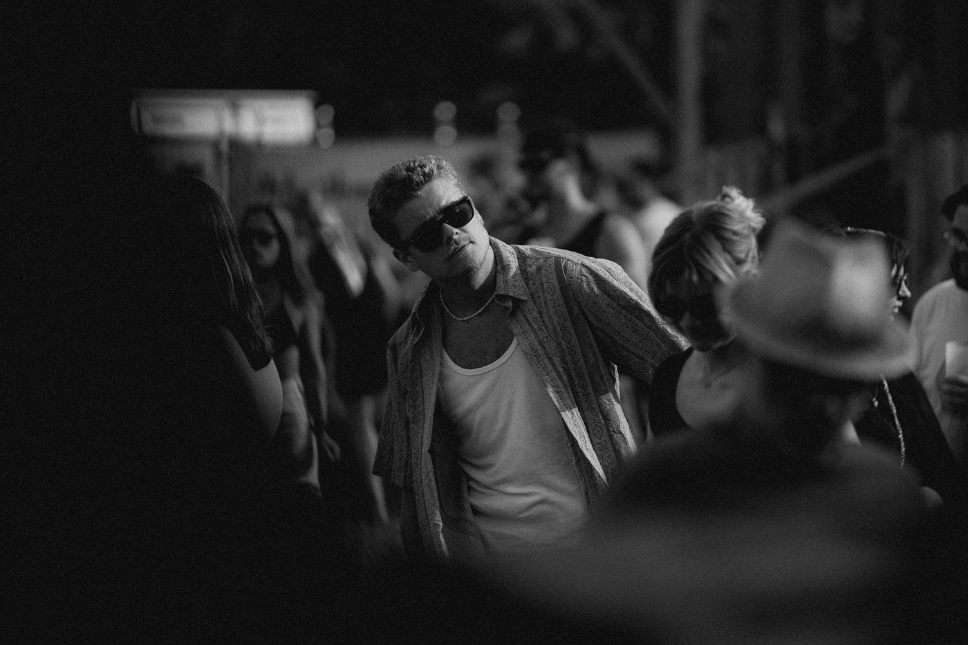 Tanzende Besucher auf der Tanzflaeche beim Zauberwald Festival 2025 Hohenthann in Schwarz-Weiss